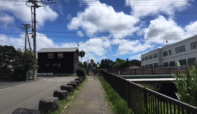 自衛隊前駅から